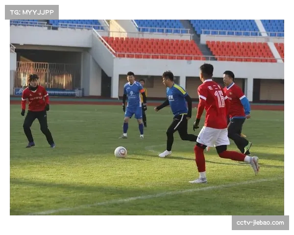 足球青训营引入“小场地高强度对抗”课程，旨在提升快速决策能力